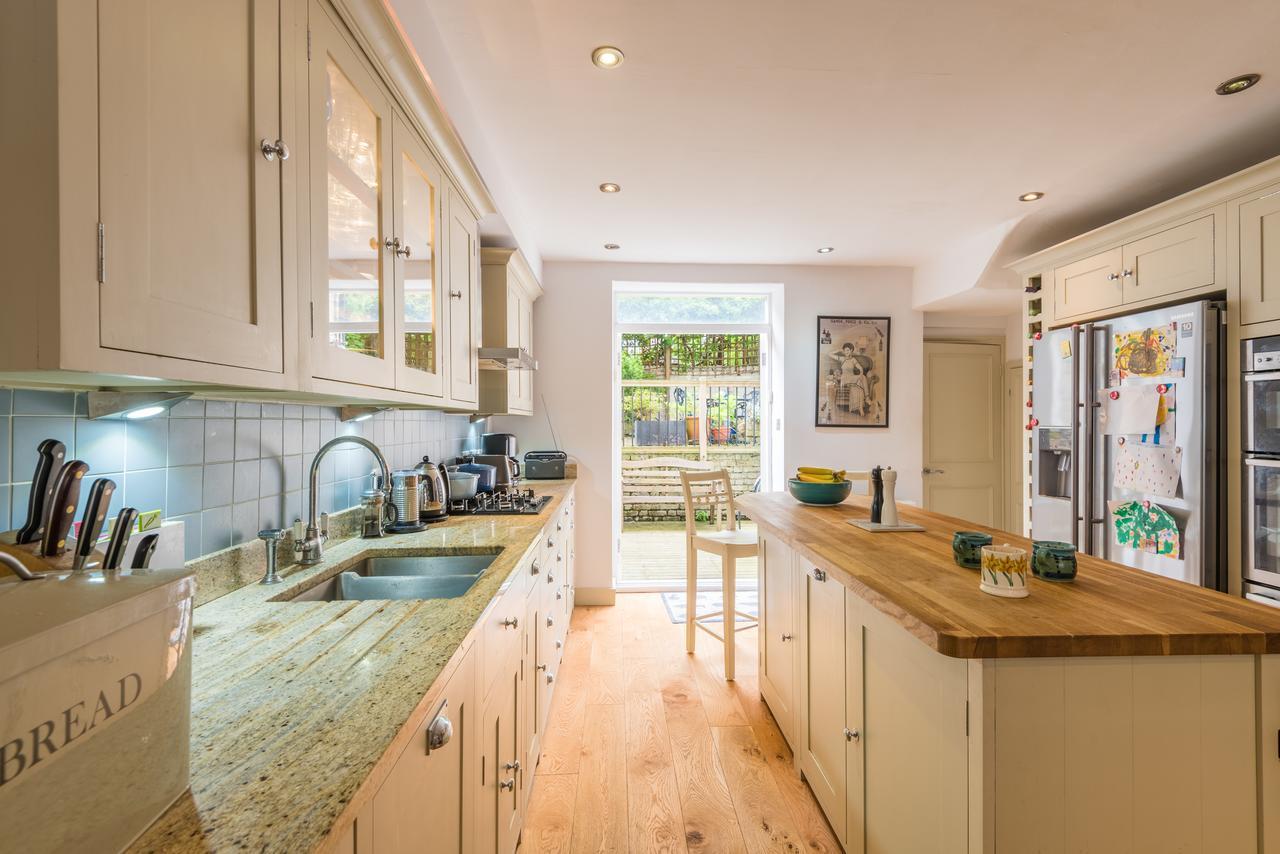 Large Family In Fulham Londen