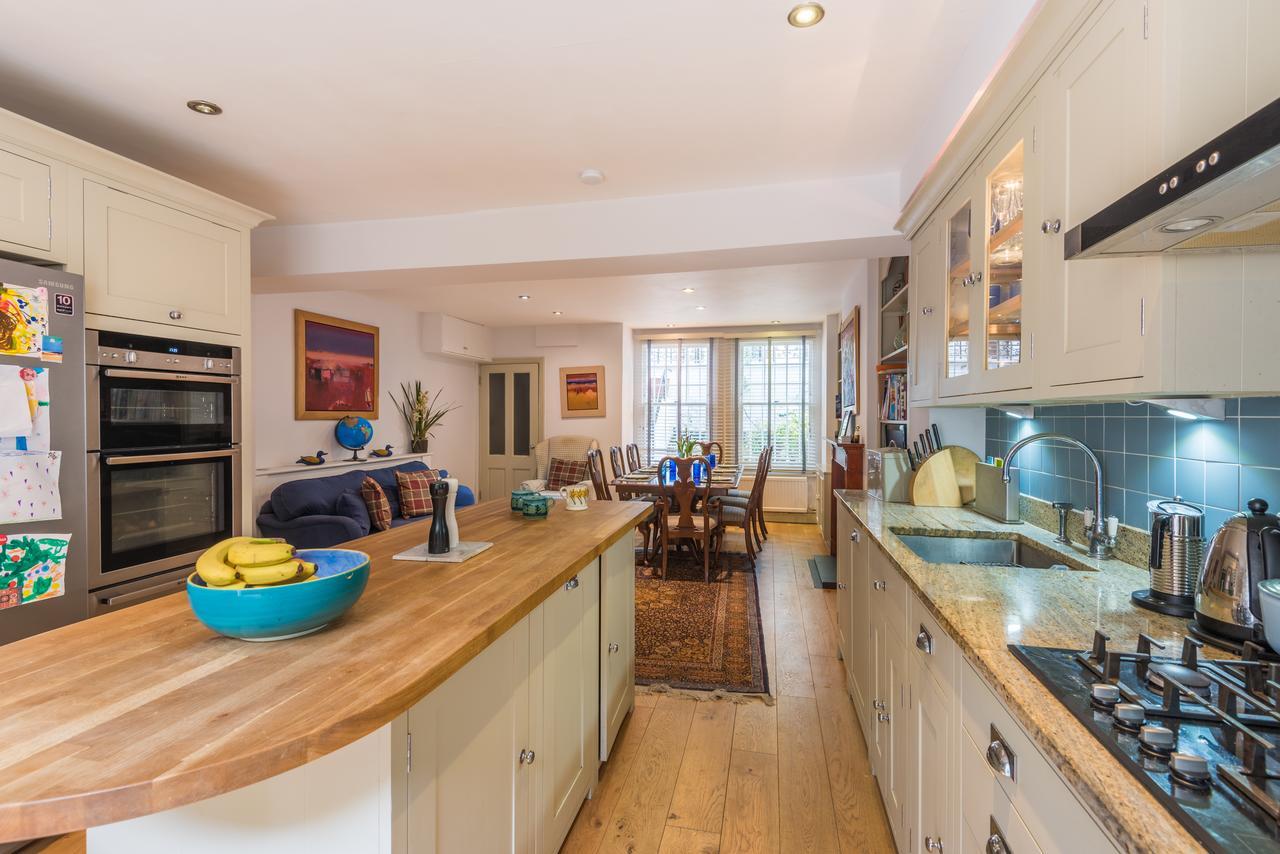 Large Family In Fulham Londen