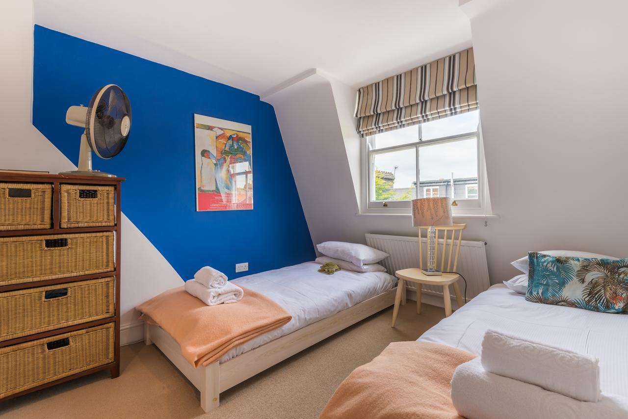 Large Family In Fulham Londen